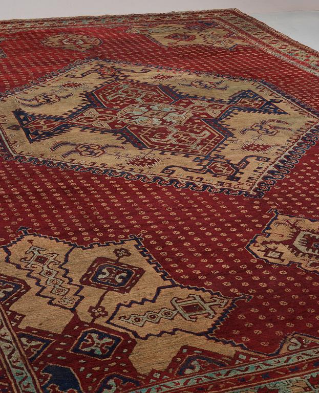 ANTIQUE USHAK. 636 x 408 cm.