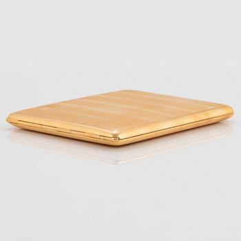 An 18K gold cigarette case.