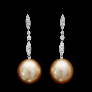 78. EARRINGS, cultured golden South sea pearls, 13 mm, briliiant cut diamonds , tot. app. 0.40 cts.
