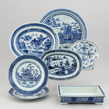 A group of 7 blue and white dishes, 18/20th Century.