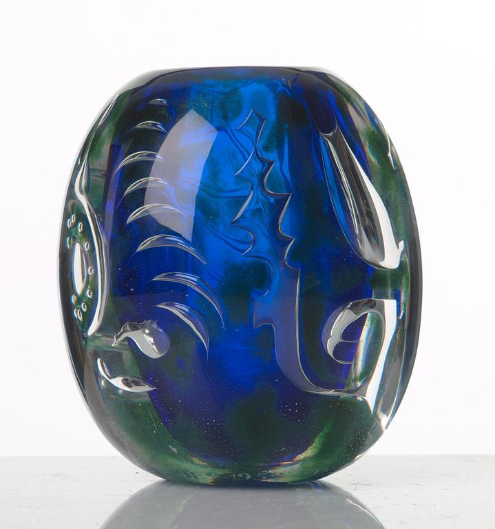 Edvin Öhrström, an 'ariel' vase, Orrefors 1952.