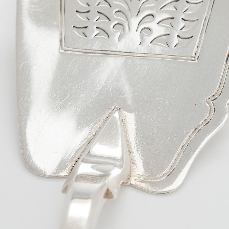 A sterling silver fish slice, maker's mark of Richard Poulden, London 1823.