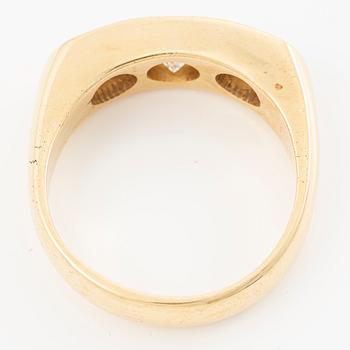 Ring in 18K gold with three brilliant-cut diamonds.
