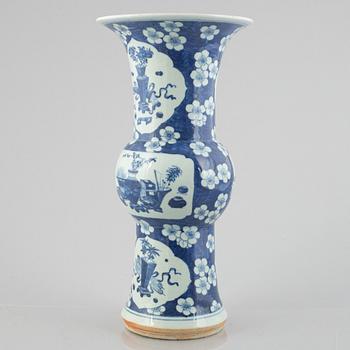 A blue and white porcelain vase, China, Qing dynasty, 19th century.