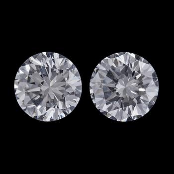 1008. BRILJANTSLIPADE DIAMANTER, oinfattade. Vikt 0.70 ct. resp. 0.72 ct.