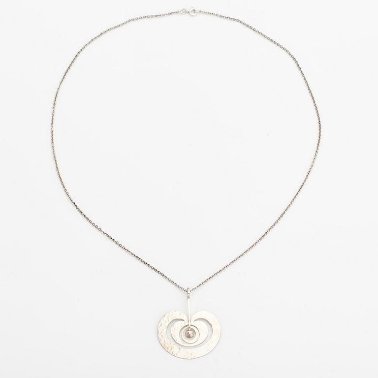 Tapio Wirkkala, A sterling silver pendant "Apple". Kultakeskus 1975.