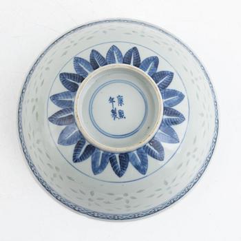 A Chinese blue and white porcelain bowl, late Qing dynasty/around 1900.