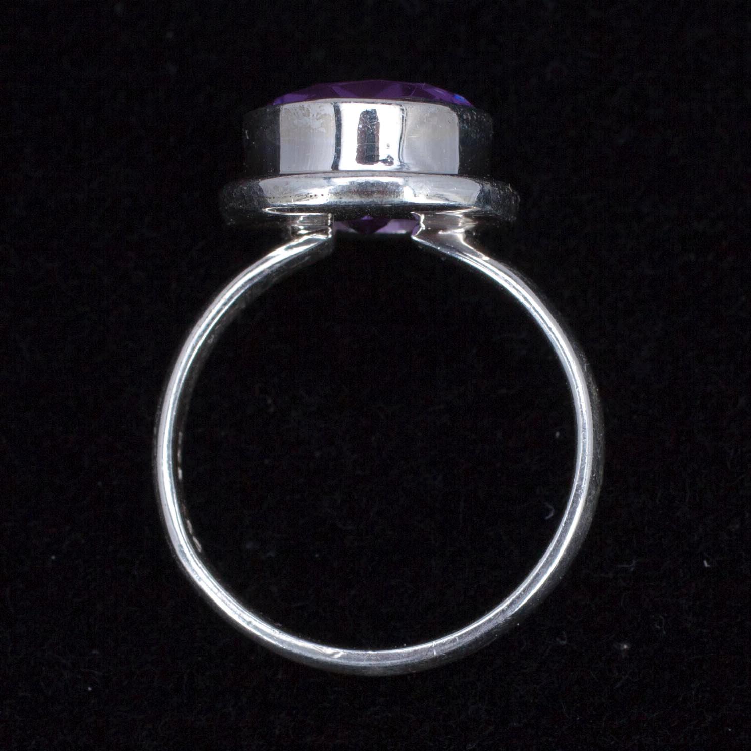 HÄNGE, silver med ametister samt RING, silver med lilafärgad sten.