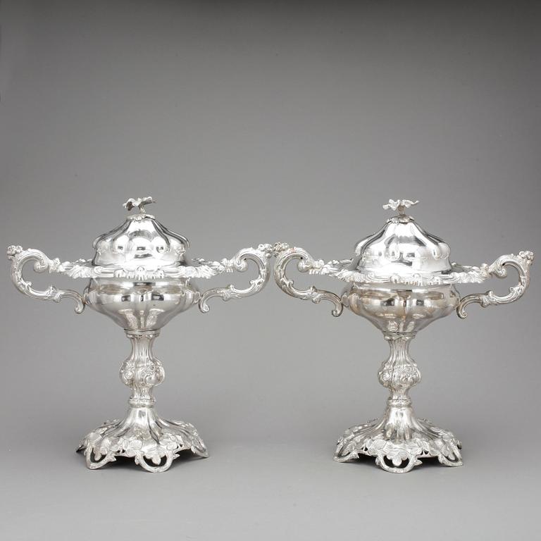 SOCKERSKÅLAR, ett par, silver, Carl Olof Holm, Norrköping, 1859. Vikt ca 1725g.