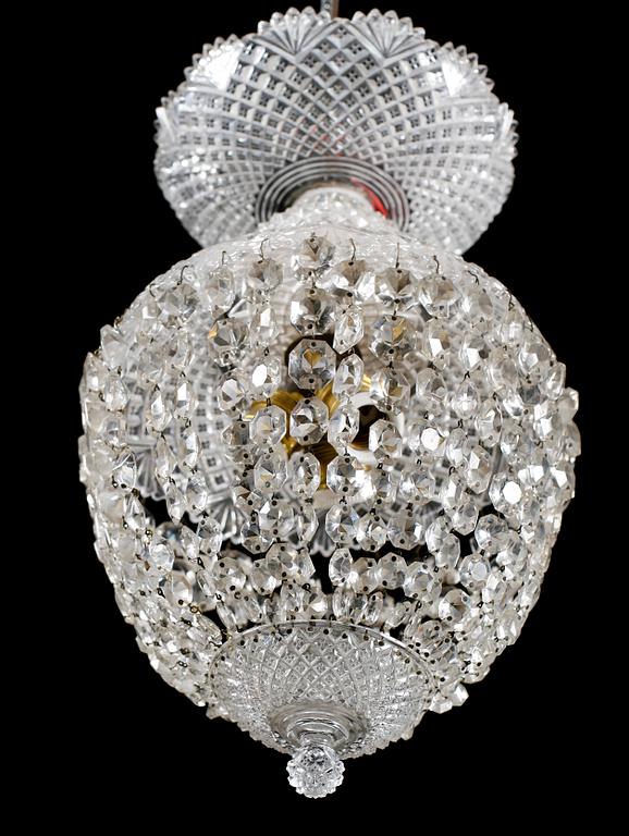 LJUSKRONA, glas, 1900-talets första hälft. Höjd ca 48 cm.