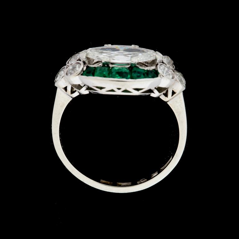 RING, 18 k vitguld med navettslipad diamant ca 0,70 ct, totalt ca 1,00 ct. Smaragder. Vikt ca 3 g.