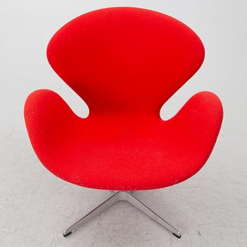 Arne Jacobsen, Fåtölj, "Svanen", Fritz Hansen, Danmark, 2000-tal.