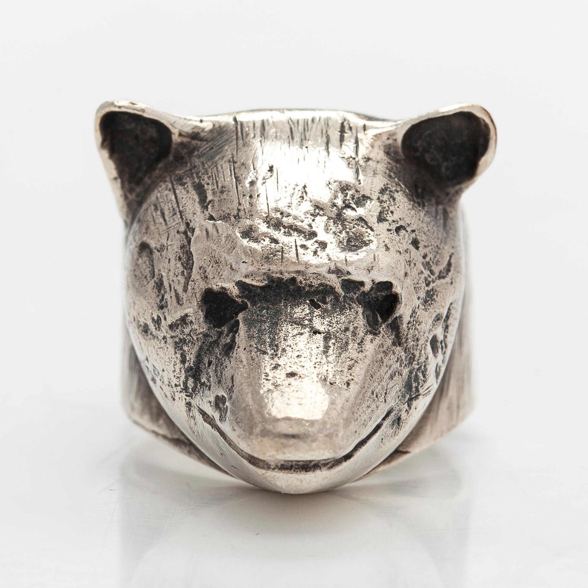 Eila Minkkinen, sormus, karhu, sterlinghopea, 2015.