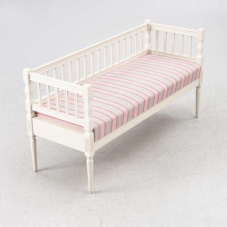 Soffa, 1900-talets andra hälft, Gustaviansk stil.