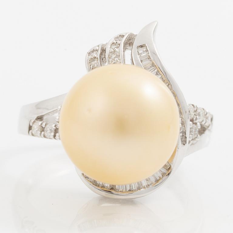 Ring, cocktailring, 18K vitguld med odlad pärla och baguette- och briljantslipade diamanter.