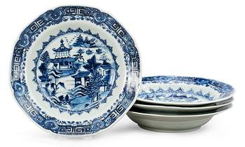 212. BÄRTALLRIKAR, 4 st, porslin. Qing dynastin. Qianlong (1736-95).