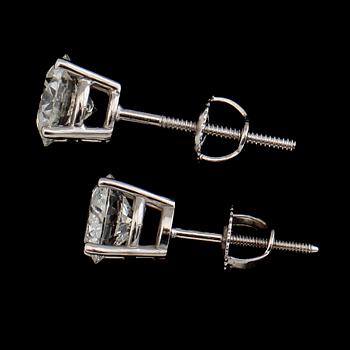 ÖRHÄNGEN, 1 par, 14 k vitguld, briljantslipade diamanter tot 1.50 ct.