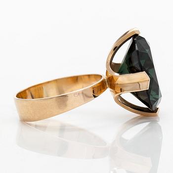 Elis Kauppi, a 14K gold ring, with a synthetic green spinel. Kupittaan Kulta, Turku 1972.