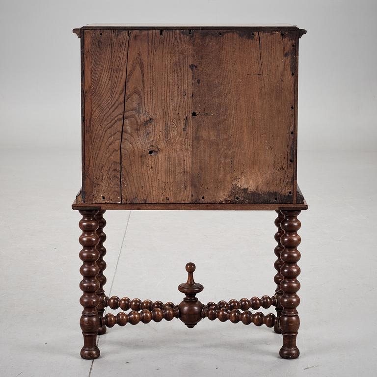 BYRÅ, barockstil, på ställning. 1900-tal.