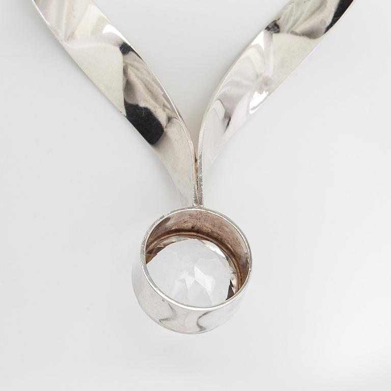 Kaulaketju ja rannekoru, viistehiotut vuorikristallit, hopeaa, Kaunis Koru 1972.