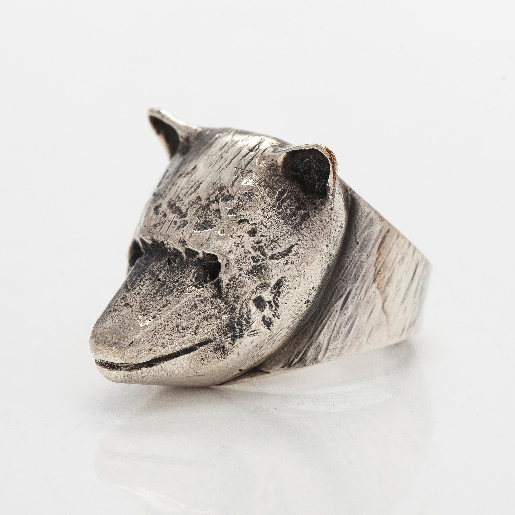 Eila Minkkinen, sormus, karhu, sterlinghopea, 2015.