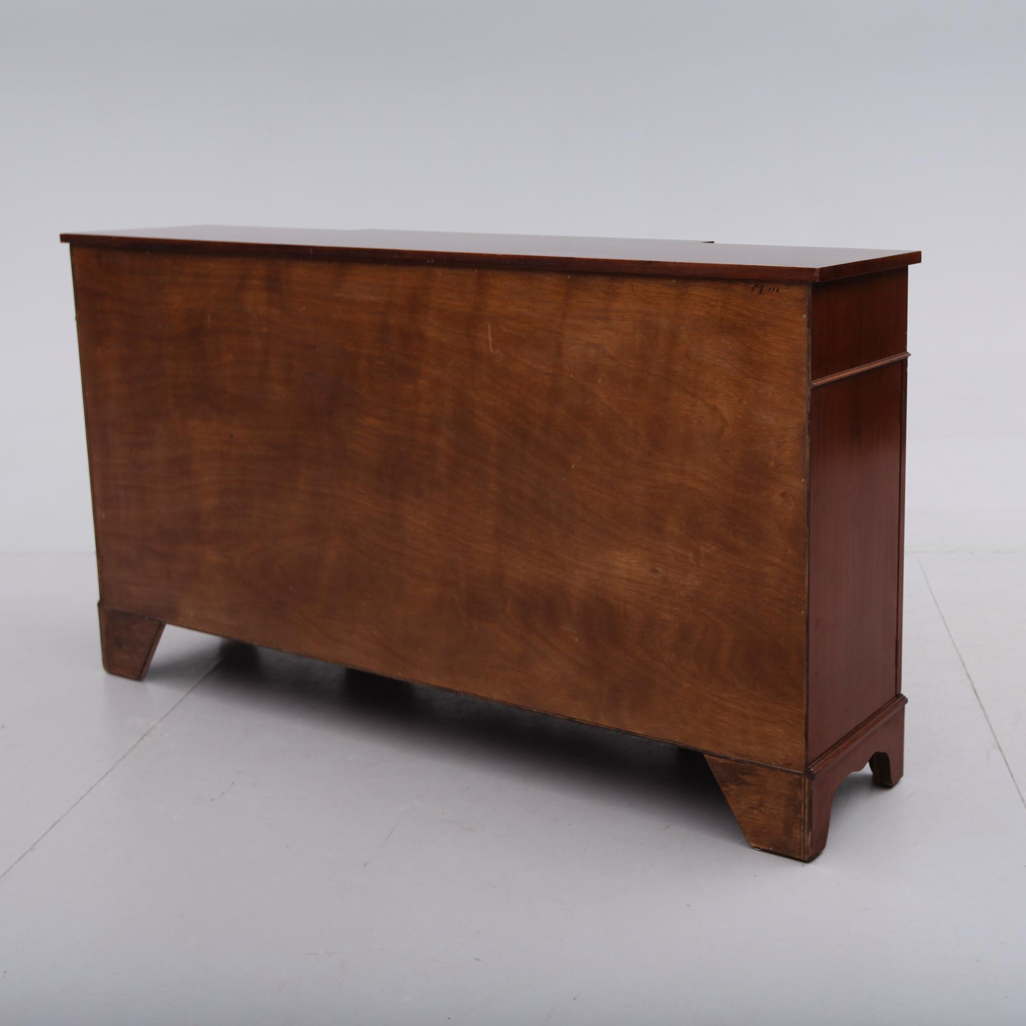 SIDEBOARD, England, 1900-talets andra hälft.