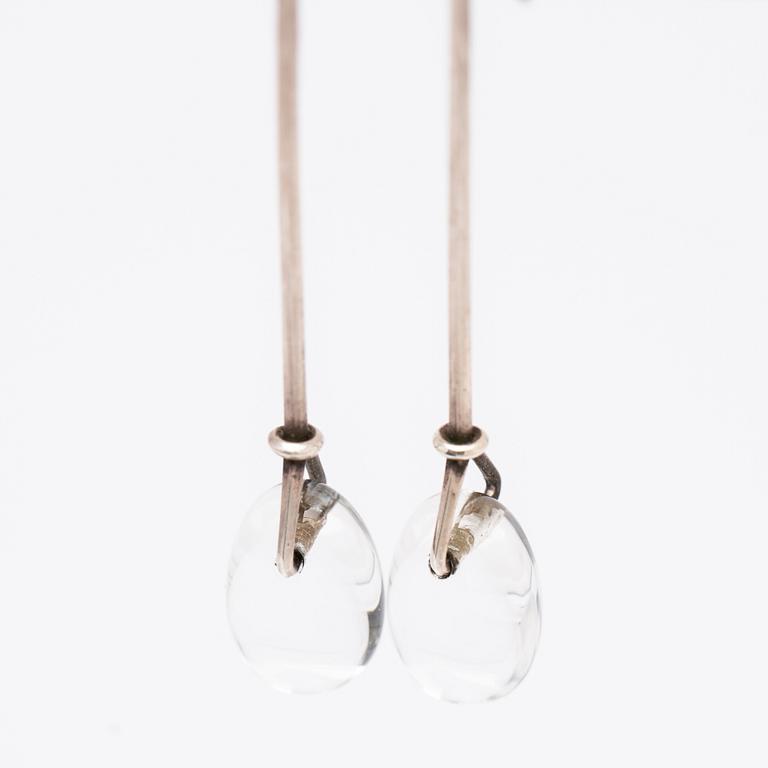Vivianna Torun Bülow-Hübe, örhängen "Dew-drops", silver och bergkristall för Georg Jensen.