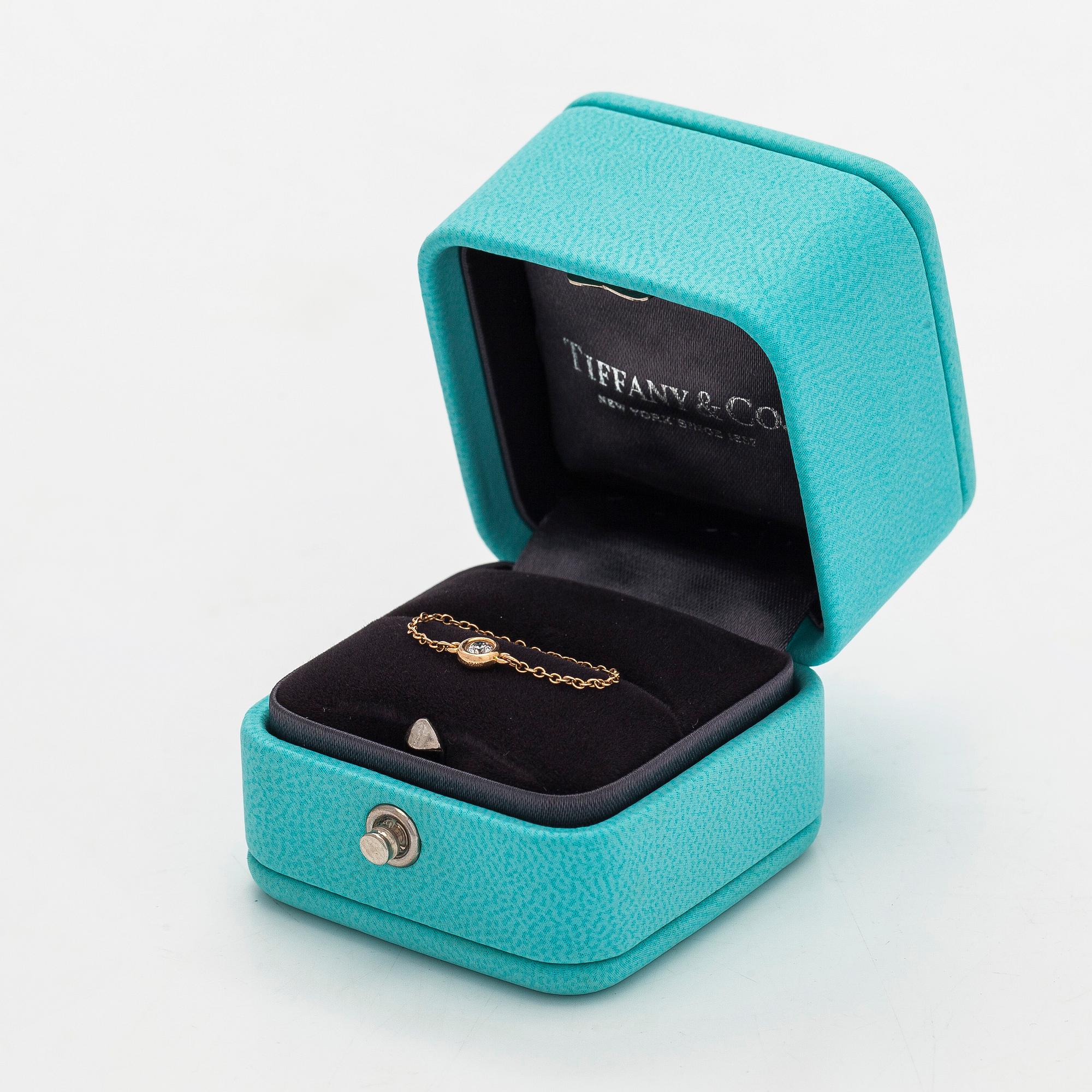 Tiffany & Co, Elsa Peretti, an 18K gold 'Diamonds by The Yard' ring with a brilliant-cut diamond.