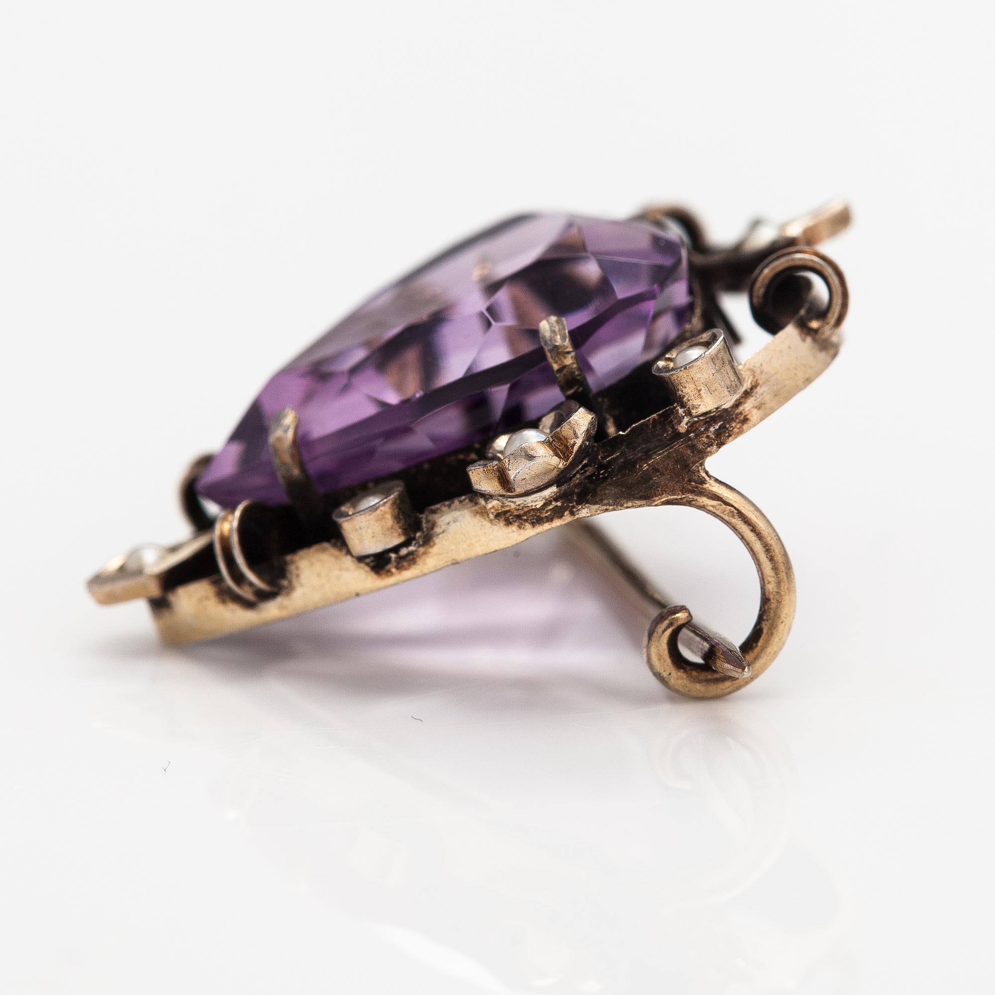 A necklace, bracelet and two brooches in gilded silver and with amethysts and pearls.