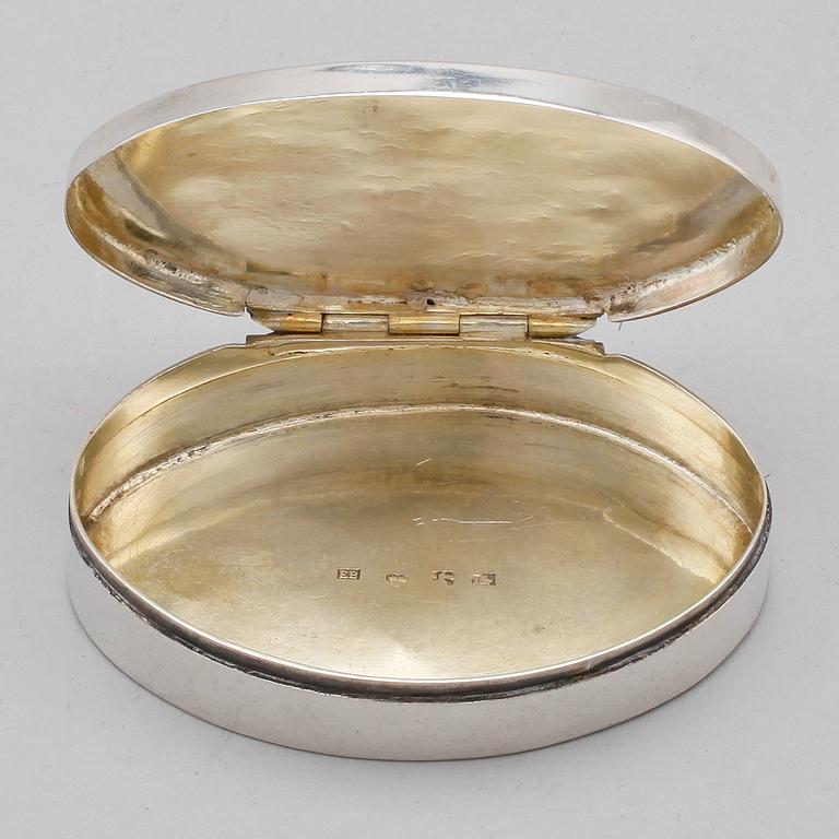 SPETSDOSA, silver, Eric Björkman, Eskilstuna 1839. Vikt ca 48 gram.