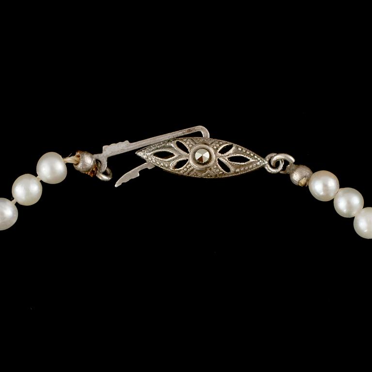 COLLIER, odlade pärlor med silverlås, 1900-tal.