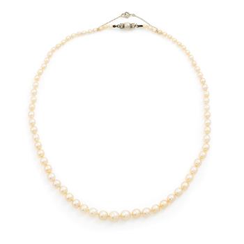 510. Collier pärlor lås 18K vitguld med åttkantslipade diamanter.
