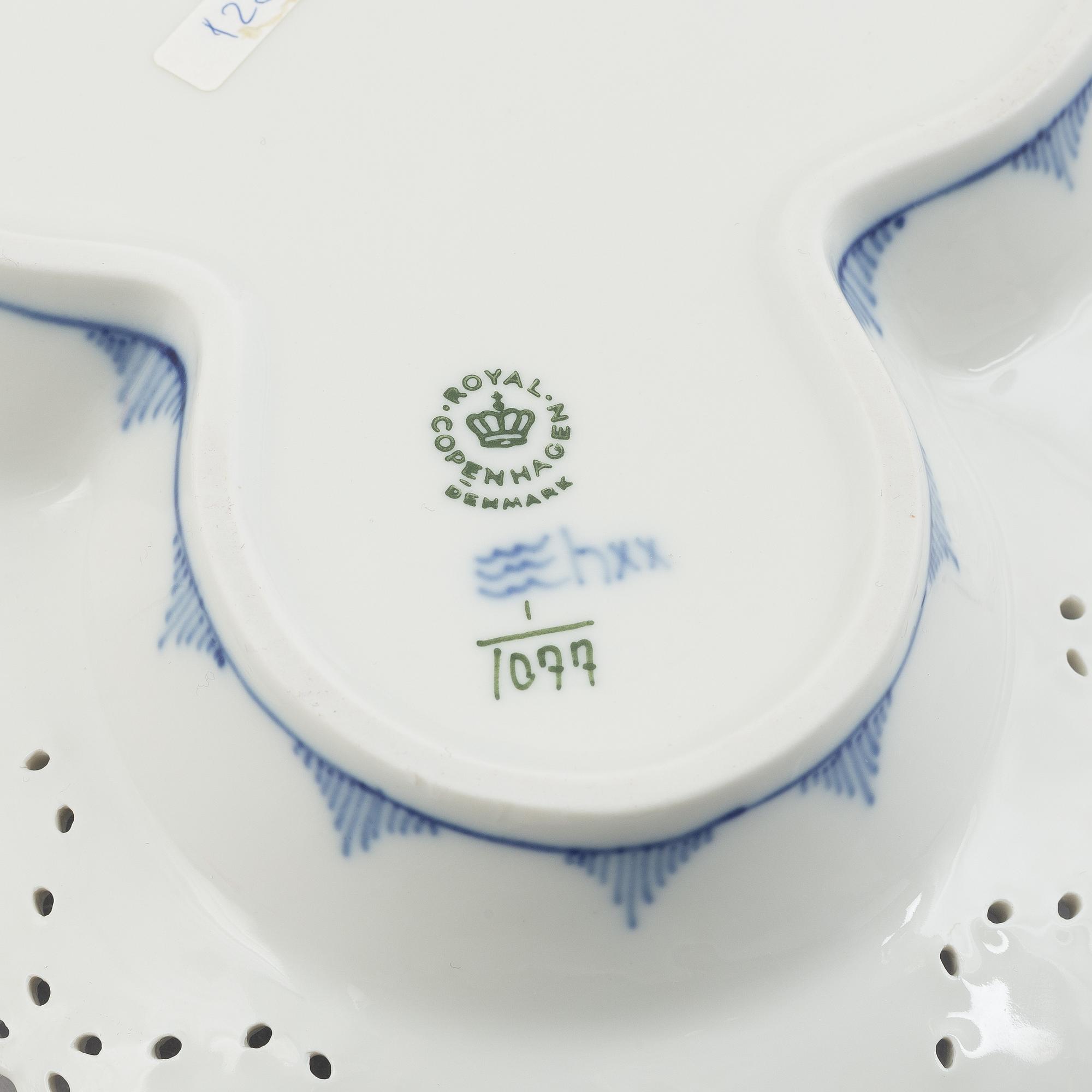 A "Blue fluted full lace" / "Musselmalet" porcelain serving dish, Royal Copenhagen, model 1077, 1965.