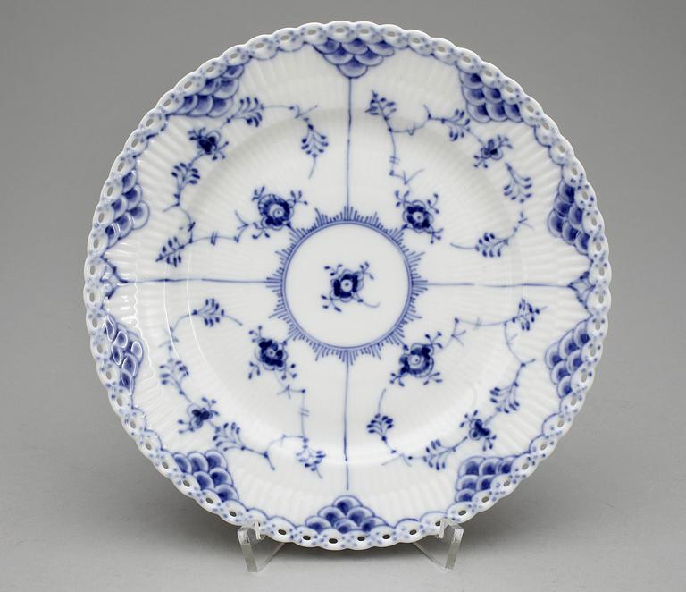 SKÅL samt TALLRIKAR, 12 st, porslin "Musselmalet" Royal Copenhagen, 1900-talets mitt.