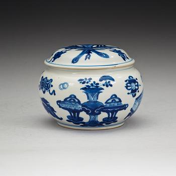 A blue and white box with cover, Qing dynasty, Kangxi (1662-1722).