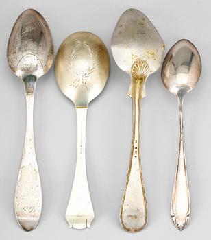 SKEDAR, 4 st, samt FAT, silver, bl.a. C G Hallberg, Stockholm, 1938. Vikt ca 274 gram.