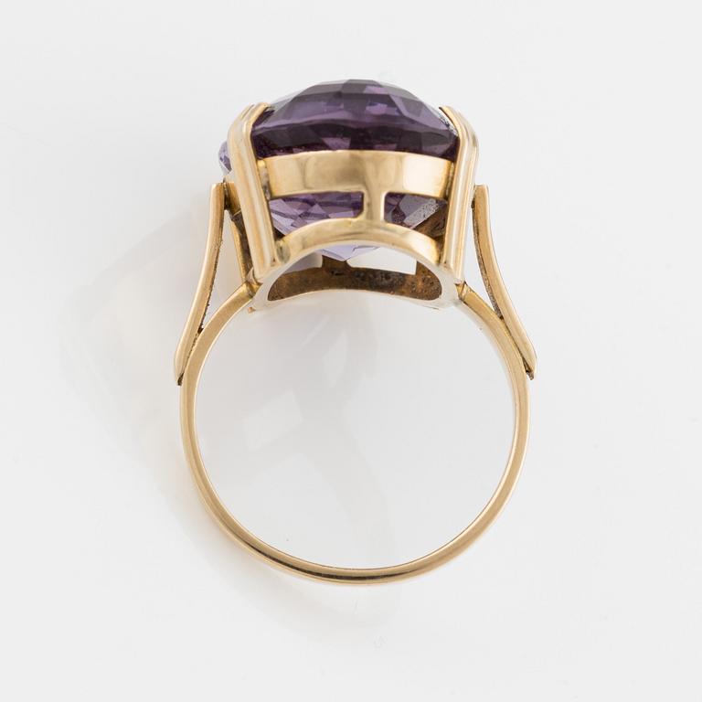 Ring in 14K gold with an oval amethyst, Larsen & Borker.