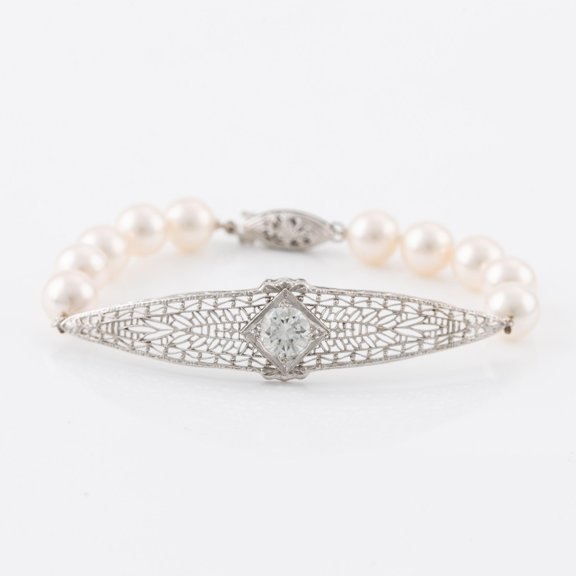 Armband, 14K vitguld, med odlade pärlor med mittstycke med briljantslipad diamant ca 1 ct.
