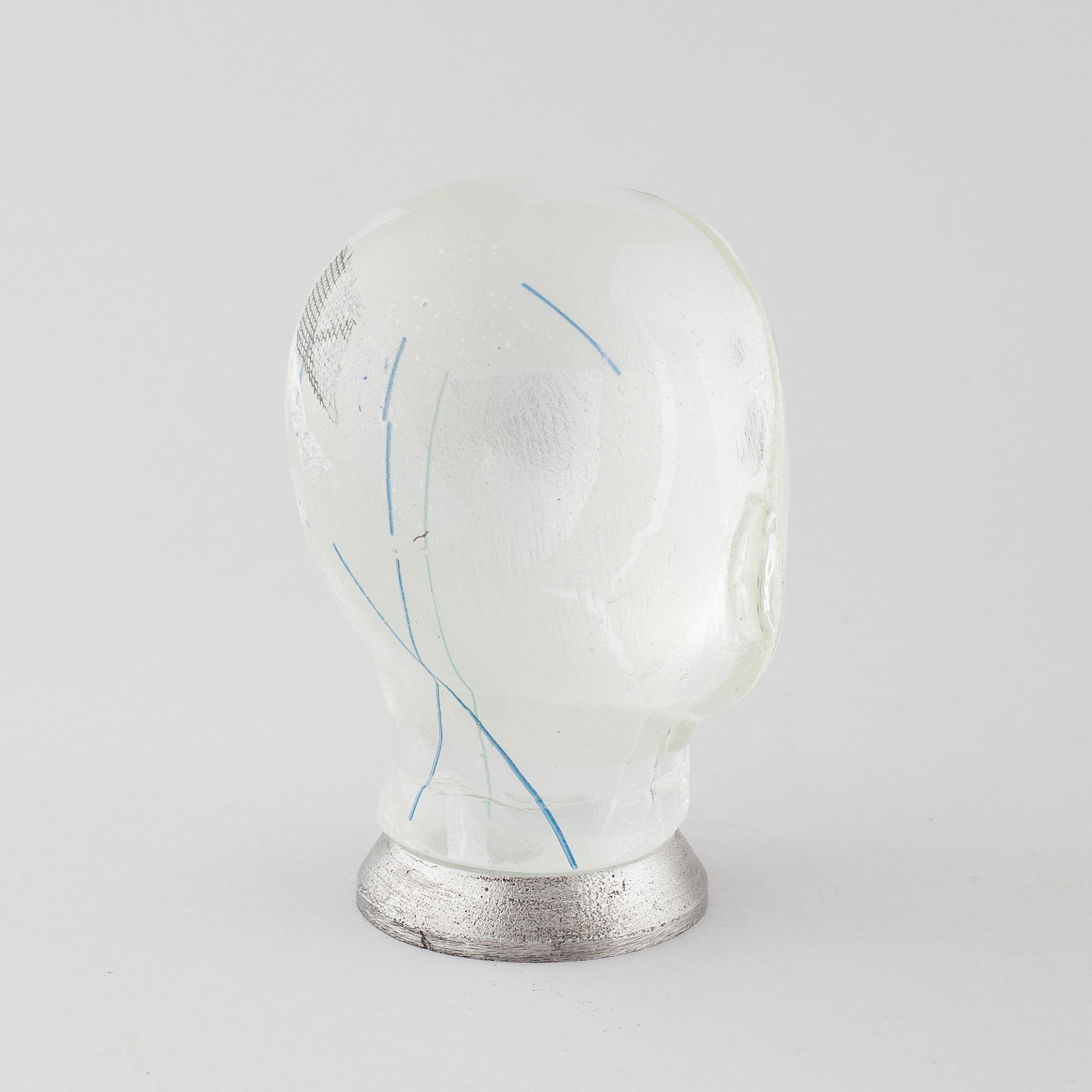 A glass sculpture by Claes Uvesten.