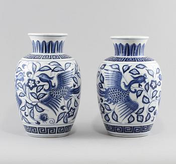 VASER, 2 st snarlika, porslin, Kina, modern tillverkning.