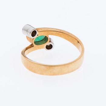 RING, fasettslipad smaragd, briljantslipade diamanter, 14K guld.