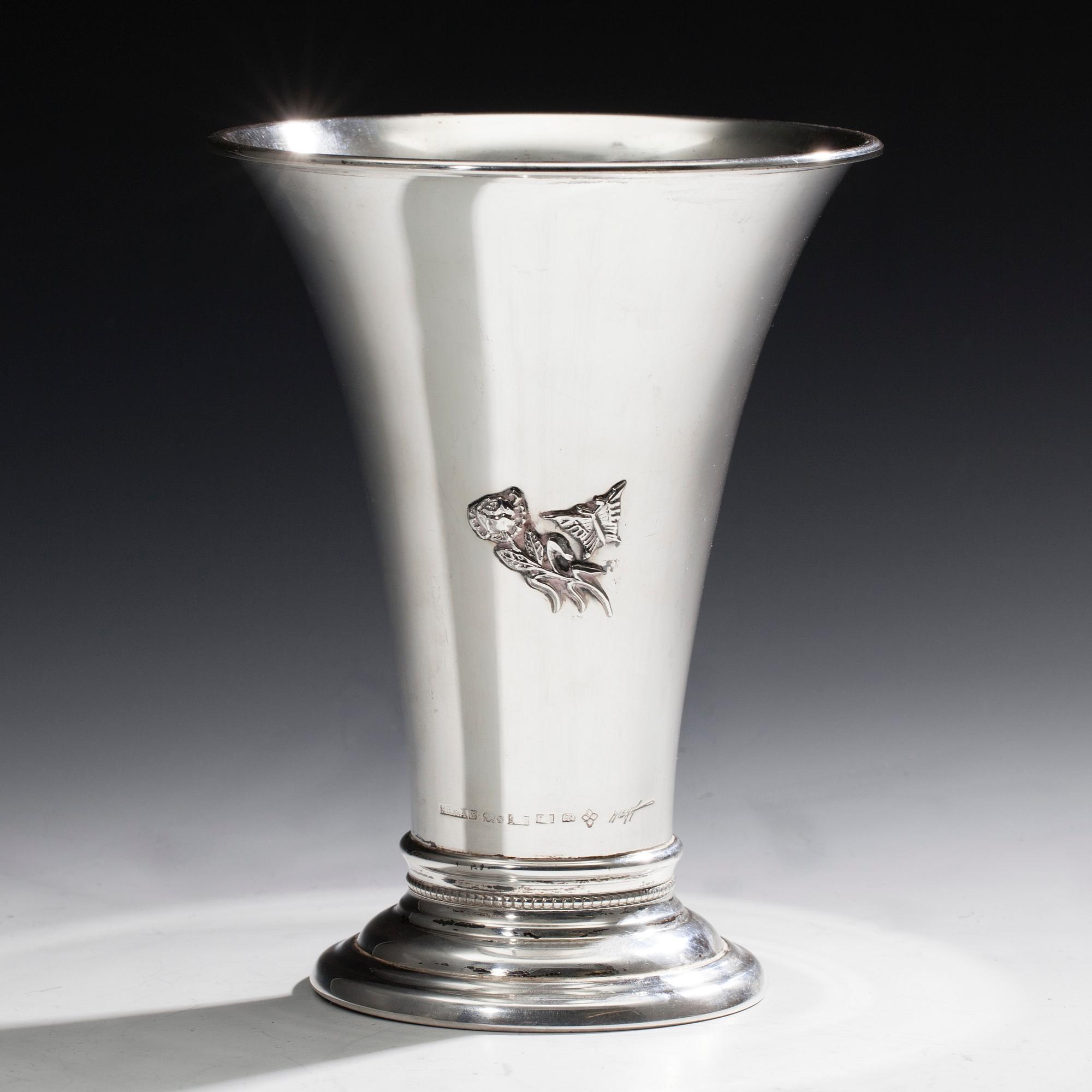 BÄGARE, sterling silver, svenska importstämplar 2004. Vikt 302 g.