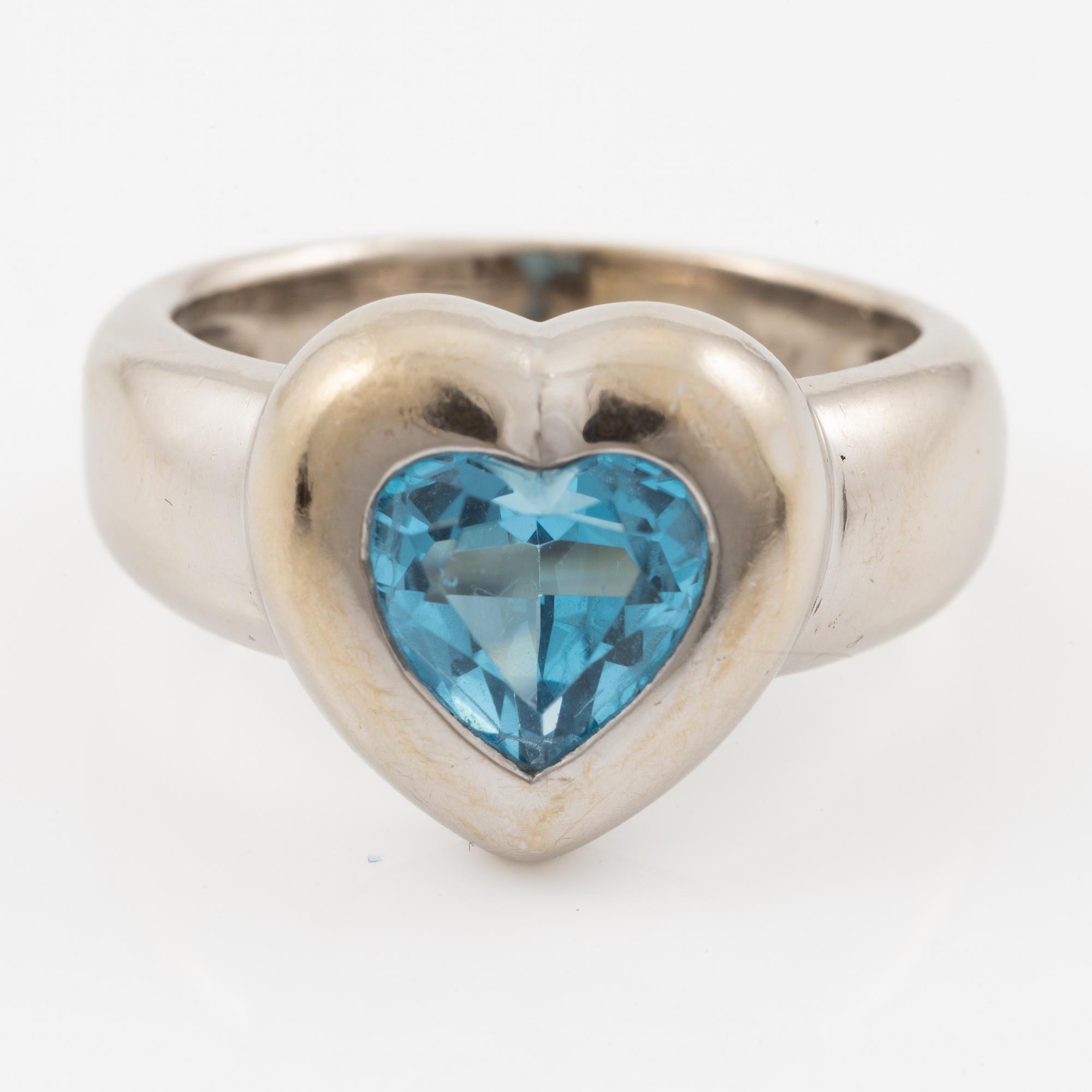 A ring in 18K white gold with a heart-shaped faceted topaz.