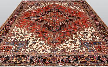 A Heriz / Gorovan carpet, ca 340 x 252 cm.