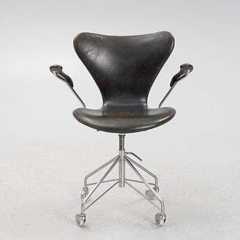 Arne Jacobsen, skrivbordsstol, "Sjuan", Fritz Hansen, Danmark 1970.