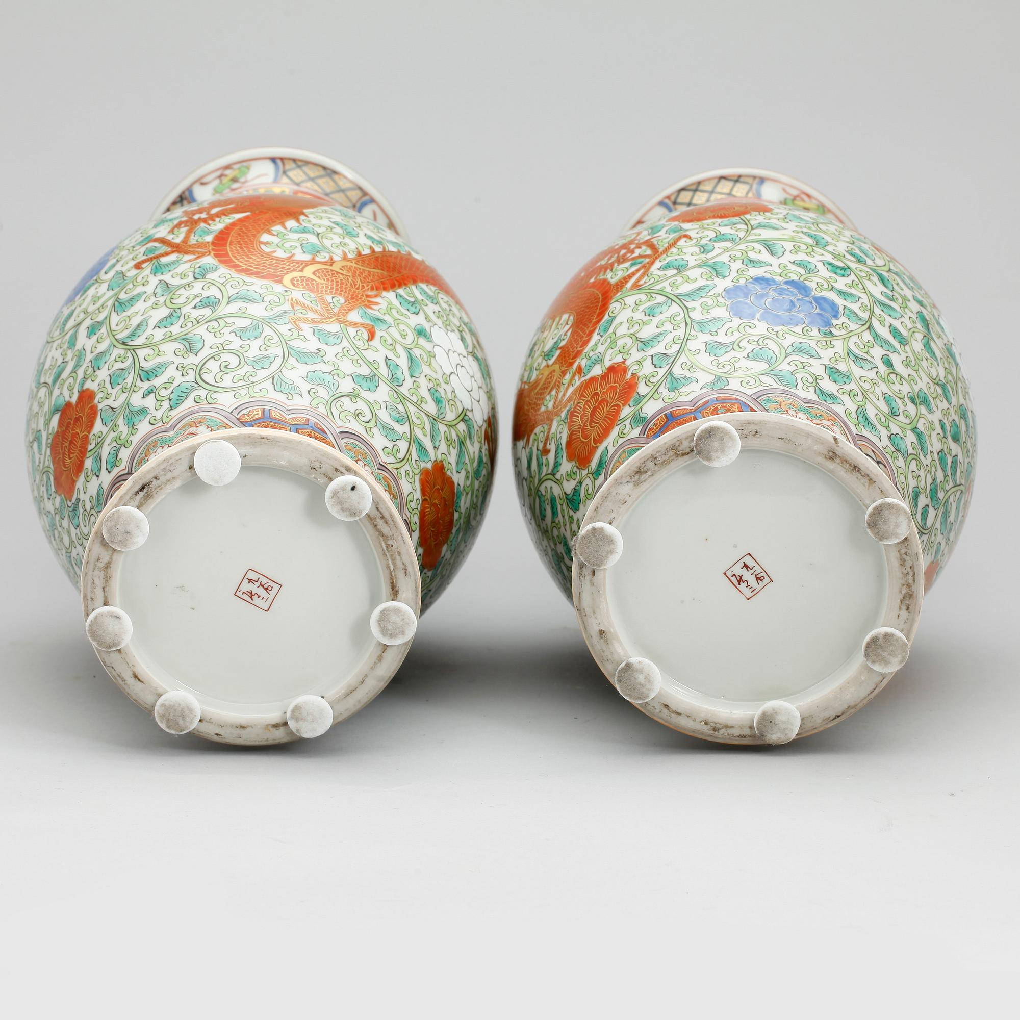 VASER, ett par, porslin, Japan, 1900-tal.