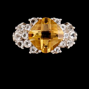 RING, sterlingsilver, citrin ca 4.00 ct, vita topaser tot ca 1.40 ct.