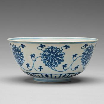 762. A blue and white lotus bowl, late Qing dynasty, with Tongzhis six character mark.