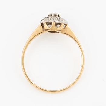 Ring in 18K gold set with round brilliant and eight-cut diamonds.