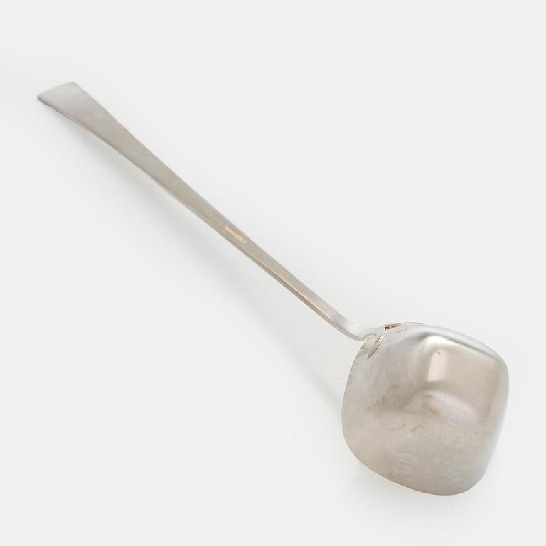 A silver punch bowl with ladle and six beakers, Auran Kultaseppä, Turku 1975-76. In original wooden box.
